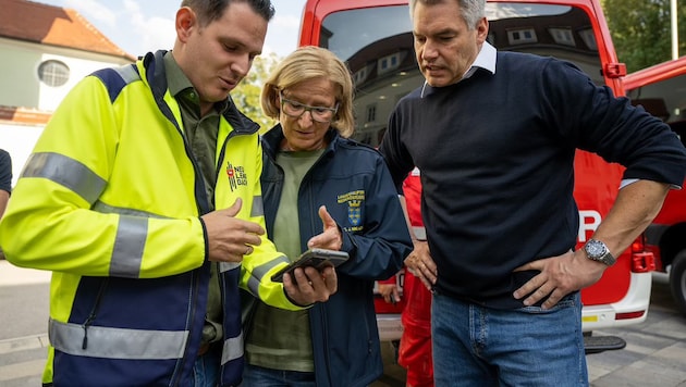 Landeshauptfrau Johanna Mikl-Leitner und Bundeskanzler Karl Nehammer waren gemeinsam in den Krisengebieten. (Bild: NLK Pfeffer)