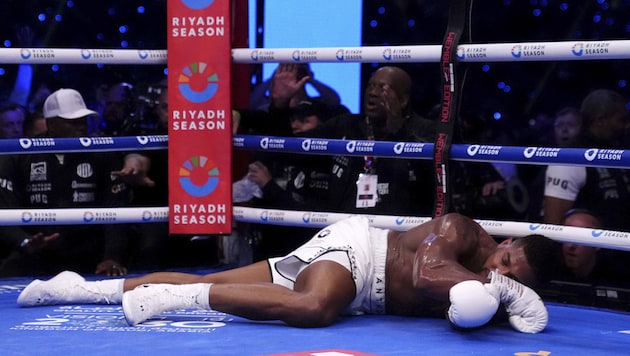 Anthony Joshua went down against Daniel Dubois. (Bild: PA Wire)