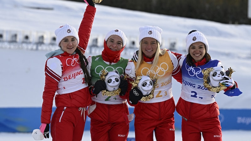 Veronika Stepanova (r.) jubelt in Peking über Gold in der Staffel. (Bild: APA/AFP)