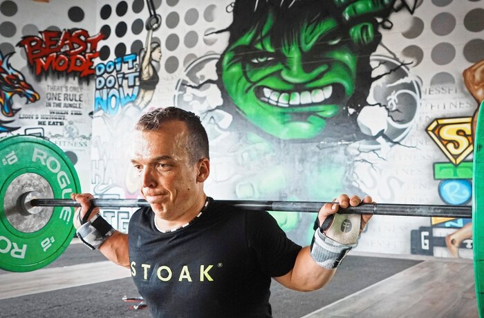 Matthias Wallner bewegt bei Kniebeugen ein Maximalgewicht von 155 Kilogramm.