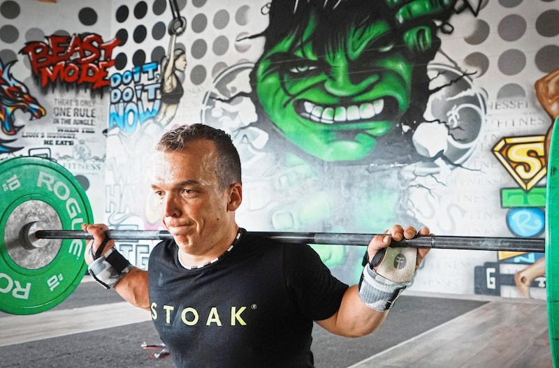 Matthias Wallner moves a maximum weight of 155 kilograms during squats. (Bild: Pail Sepp)