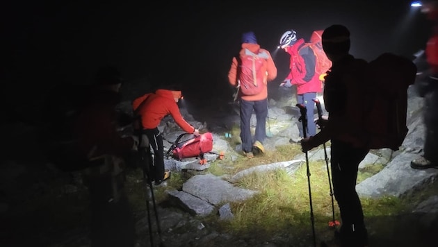 Die Bergretter waren von 19.45 bis 4.30 Uhr im Einsatz. (Bild: ZOOM Tirol)