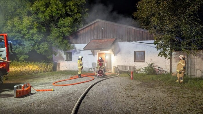 Die FF Henndorf löschte den Brand und belüftete das Mitarbeiterwohnhaus in Henndorf.