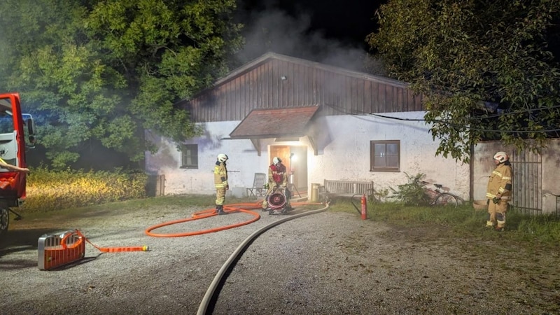 Die FF Henndorf löschte den Brand und belüftete das Mitarbeiterwohnhaus in Henndorf. (Bild: FF Henndorf)