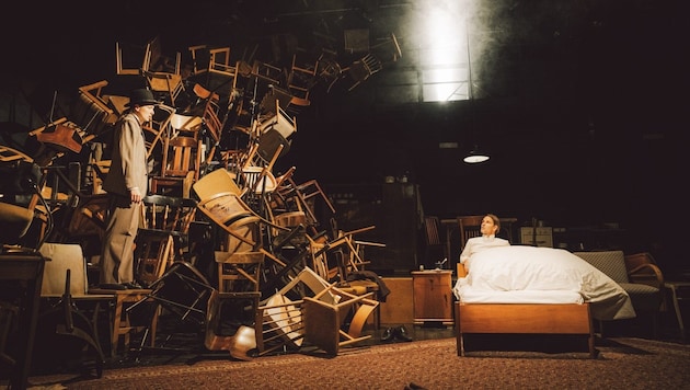 Impressive stage design (by Franziska Bornkamm) for "Kafka/Heimkehr" in the showroom of Schauspielhaus Graz (Bild: Lex Karelly)