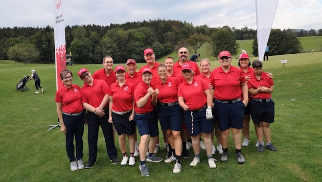 Alle für einen, einer für alle: Wer zum Golfteam gehört, erkennt man gleich am Outfit. Zusammenhalt und Zusammengehörigkeit, darauf kommt es hier an. (Bild: Schittl/mathis.studio)