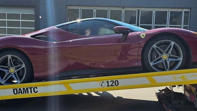 Der knallrote Ferrari ist nun mal weg.  (Bild: Polizei Vorarlberg)