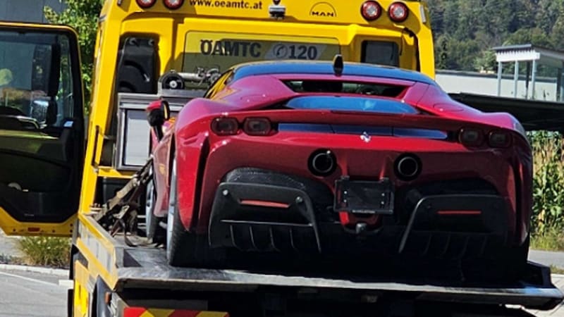 Towed sports car. (Bild: Polizei Vorarlberg)