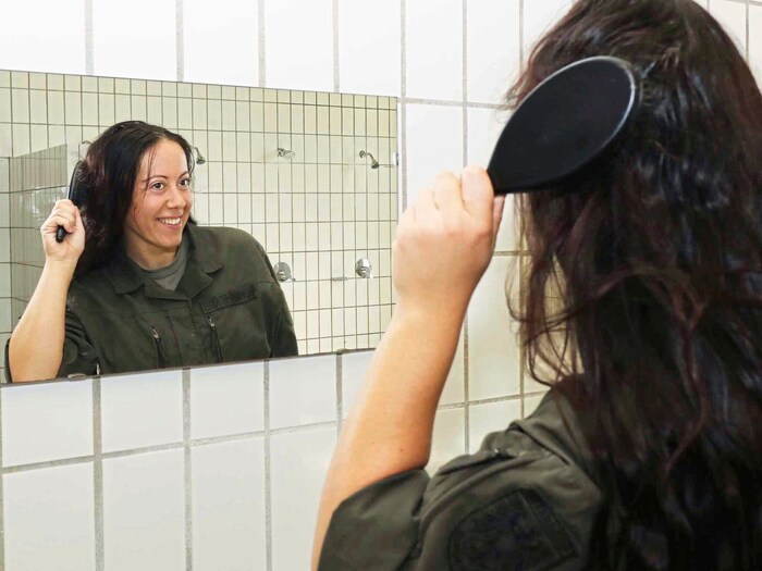Alexandra Bohner-Boros combing her mane.