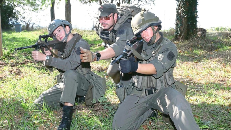 Der richtige Umgang mit einem Sturmgewehr will gelernt sein. (Bild: Reinhard Judt)