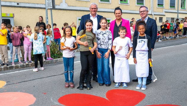 Bürgermeister Thomas Steiner und Vizebürgermeisterin Charlotte Toth-Kanyak mit den Kids. (Bild: Peter Opitz)