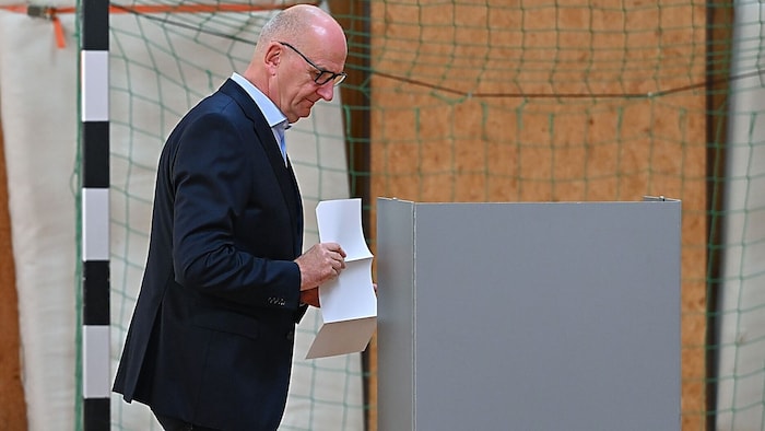 SPD-Ministerpräsident Dietmar Woidke bei seiner Stimmabgabe