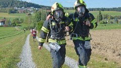 Lukas Reiter und Daniel Jahn von der FF Summerau im speziellem Lauf-Outfit (Bild: Picasa)