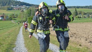 Lukas Reiter und Daniel Jahn von der FF Summerau im speziellem Lauf-Outfit