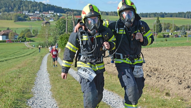 Lukas Reiter and Daniel Jahn from the Summerau fire brigade in their special running outfits (Bild: Picasa)