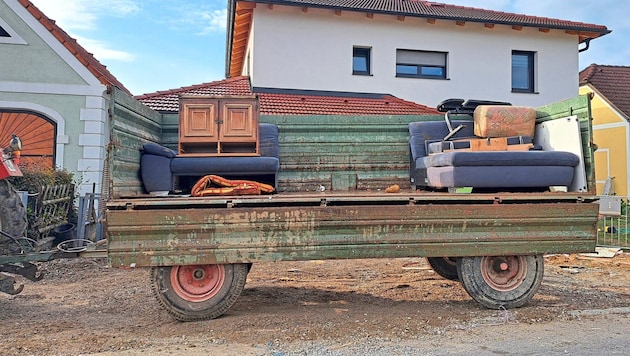 The belongings of many Lower Austrians were ruined by the flood - and this attracts many bulky waste collectors. (Bild: Lauber)