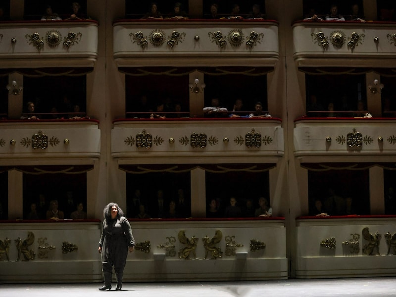 Carmen sieht ihren Tod kommen. (Bild: © Barbara Pálffy/Volksoper Wien)