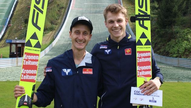 Jubelnde ÖSV-Adlern: Sieger Clemens Aigner (l.) mit Jonas Schuster (3.).  (Bild: Ski Austria )