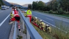 Die Sanitäter des Roten Kreuzes liefen dann zu Fuß von der einen Fahrspur auf die andere. (Bild: FF Pfarrwerfen)