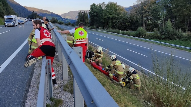 Die Sanitäter des Roten Kreuzes liefen dann zu Fuß von der einen Fahrspur auf die andere. (Bild: FF Pfarrwerfen)