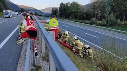 Die Sanitäter des Roten Kreuzes liefen dann zu Fuß von der einen Fahrspur auf die andere. (Bild: FF Pfarrwerfen)