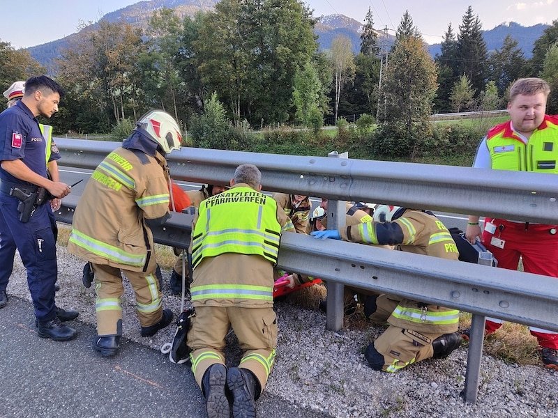 The Pfarrwerfen and Werfen fire departments organized the transport of the patients - using ladders and a basket. (Bild: FF Pfarrwerfen)