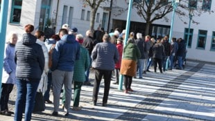 Schlangen vor Impfzentren wie 2021 gibt es nicht mehr, den „Stich“ kann man sich aber nach wie vor holen. (Bild: Wolfgang Spitzbart. .)