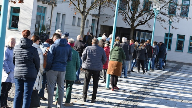 Schlangen vor Impfzentren wie 2021 gibt es nicht mehr, den „Stich“ kann man sich aber nach wie vor holen. (Bild: Wolfgang Spitzbart. .)