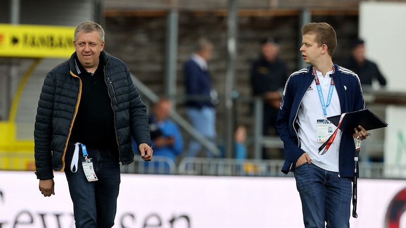 Erich Korherr (left) was able to present a coach. (Bild: GEPA/GEPA pictures)