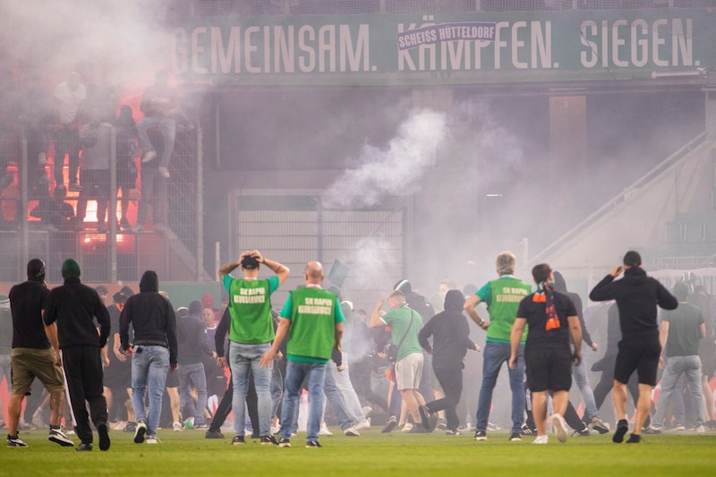 After the final whistle, the situation escalated. (Bild: GEPA pictures)