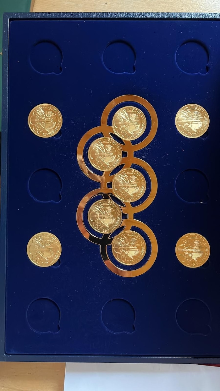 Eight gold ducats were missing from the ÖOC casket, as Papa Ernst Vadlau shows in this picture.