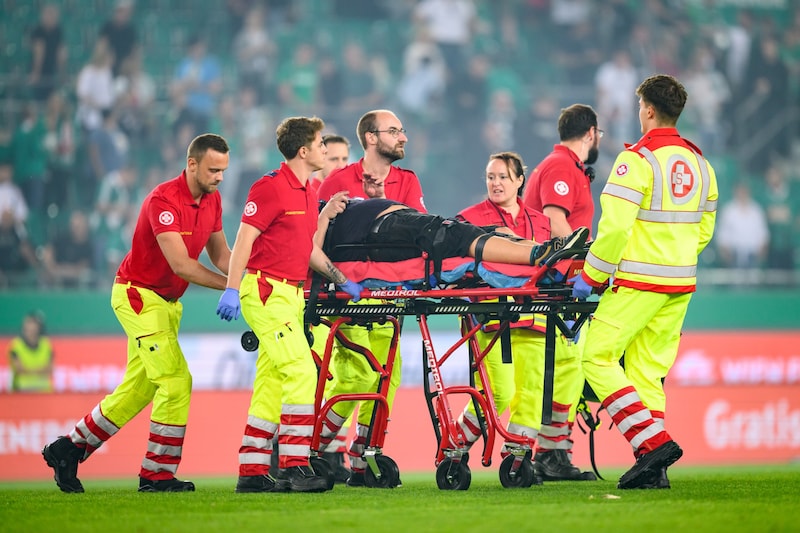 The injured person was taken away. (Bild: APA/MAX SLOVENCIK)