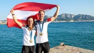 Lara Vadlau mit Segelpartner Luki Mähr samt Goldmedaillen (Bild: GEPA/GEPA pictures)