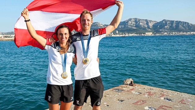 Lara Vadlau with sailing partner Luki Mähr and their gold medals (Bild: GEPA/GEPA pictures)