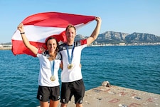 Lara Vadlau mit Segelpartner Luki Mähr samt Goldmedaillen (Bild: GEPA/GEPA pictures)