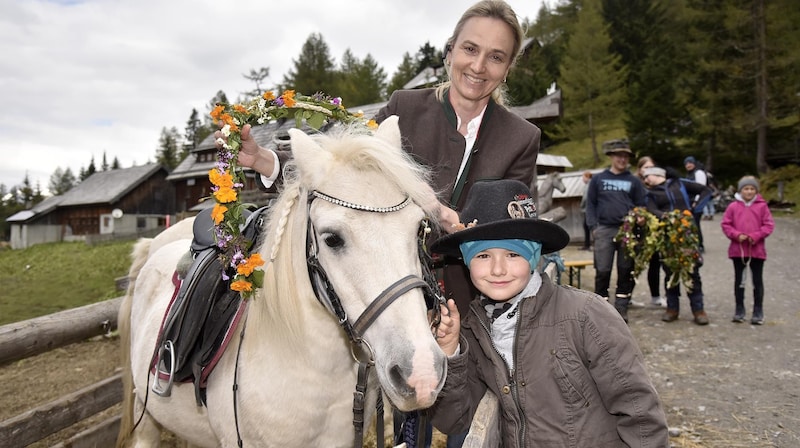 The horses were dressed in colorful floral decorations (Bild: Holitzky Roland)