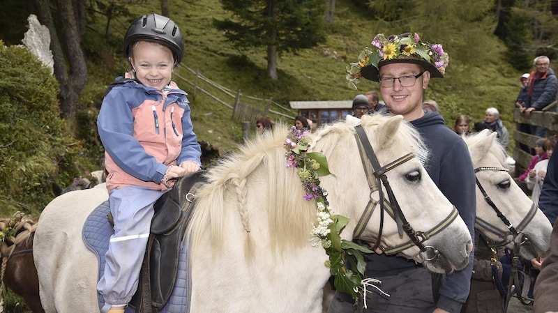 Ganz glückliche junge Zuseher durften auch aufs Pony rauf (Bild: Holitzky Roland)