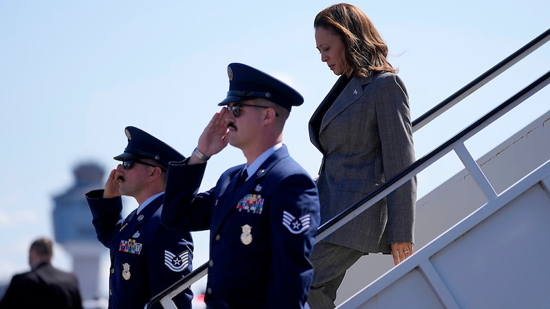 Will the current Vice President Kamala Harris remain in the White House after the election? The race against Donald Trump is extremely close. (Bild: APA/AP)