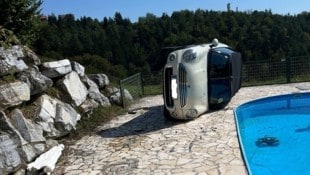 Der Wagen stürzte über eine Steinmauer.