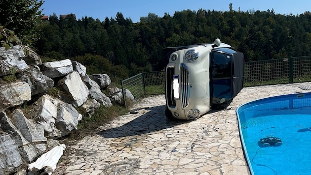 Der Wagen stürzte über eine Steinmauer. (Bild: FF Fresing-Kitzeck)