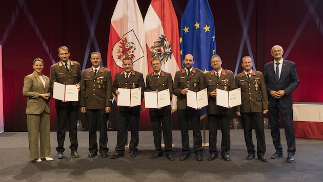 Among others, disaster relief teams from the fire department were also honored. (Bild: Land Tirol)