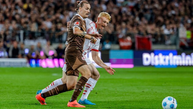 ÖFB-Legionär Nicolas Seiwald (r.) im Duell mit St. Paulis Jackson Irvine (Bild: AFP/APA/Axel Heimken)