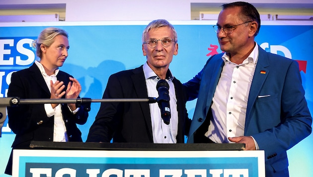 The Brandenburg AfD leader Hans-Christoph Berndt, flanked by party leaders Alice Weidel and Tino Chrupalla, may not be celebrating an election victory, but a record result. (Bild: APA/AFP/POOL/Liesa Johannssen)