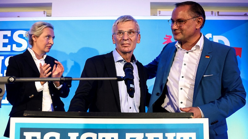 Brandenburg AfD leader Hans-Christoph Berndt, flanked by party chairmen Alice Weidel and Tino Chrupalla, may not be celebrating an election victory, but a record result. (Bild: APA/AFP/POOL/Liesa Johannssen)