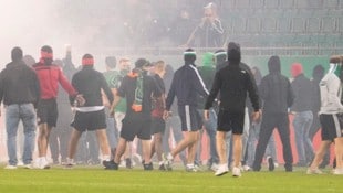 Nicht alle Fans, die auf den Platz gestürmt sind, waren Hooligans. (Bild: GEPA)