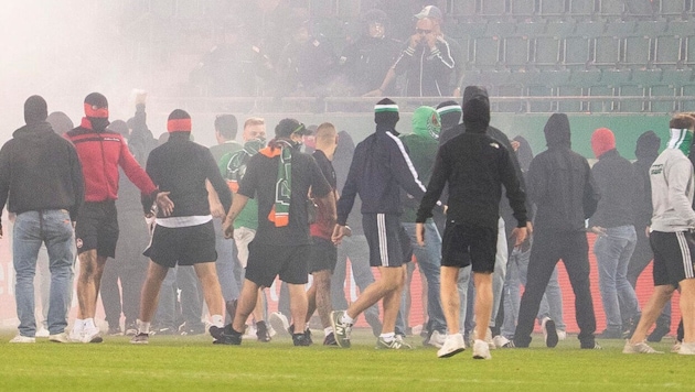 Not all the fans who stormed onto the pitch were hooligans. (Bild: GEPA)