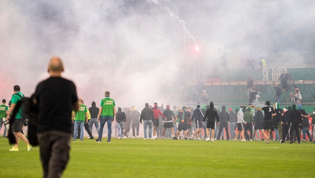 Wild scenes after the Vienna derby (Bild: GEPA)