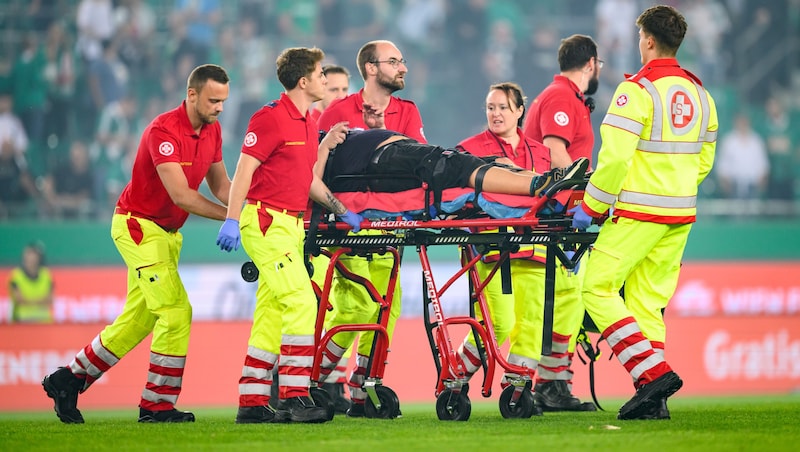 This fan was injured on the pitch during the derby riots. Marschik is surprised that Rapid continues to not sanction banners with the inscription "Death and hate to the FAK" after such pictures. (Bild: APA/MAX SLOVENCIK)