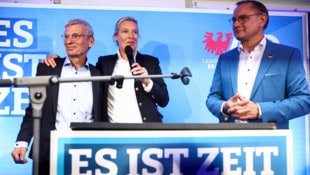 Der Brandenburger AfD-Chef Hans-Christoph Berndt (l.) mit den Parteivorsitzenden Alice Weidel und Tino Chrupalla können zwar keinen Wahlsieg, aber ein Rekordergebnis feiern. (Bild: AFP)