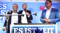 Der Brandenburger AfD-Chef Hans-Christoph Berndt (l.) mit den Parteivorsitzenden Alice Weidel und Tino Chrupalla können zwar keinen Wahlsieg, aber ein Rekordergebnis feiern. (Bild: AFP)